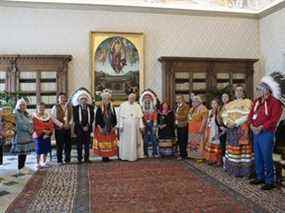 Des délégués autochtones des Premières Nations du Canada posent pour une photo avec le pape François lors d'une réunion au Vatican, le 31 mars 2022.