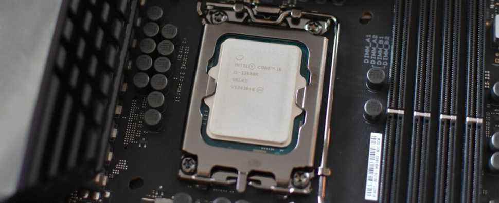 Intel minimise la flexion du processeur Alder Lake, "recommande fortement contre" les mods de socket