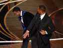 Will Smith, à droite, gifle l'acteur et comédien Chris Rock sur scène lors de la 94e cérémonie des Oscars à Hollywood, en Californie, le 27 mars 2022, après que Rock ait fait une blague sur l'état de santé qui a fait perdre ses cheveux à Jada Pinkett Smith.