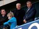 Le propriétaire russe de Chelsea, Roman Abramovich, à droite, avec Eugene Tenenbaum alors qu'ils arrivent pour regarder le match de football de la Premier League anglaise à Stamford Bridge à Londres le 19 janvier 2014. 