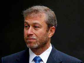 Le milliardaire russe et propriétaire du club de football de Chelsea Roman Abramovich arrive dans une division de la Haute Cour du centre de Londres le 31 octobre 2011.