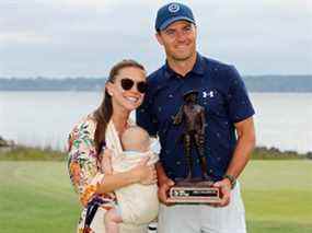Jordan Spieth pose avec le trophée avec sa femme Annie Verret et son fils Sammy Spieth après avoir remporté le RBC Heritage lors d'une éliminatoire à Harbour Town Golf Links le 17 avril 2022 à Hilton Head Island, en Caroline du Sud.