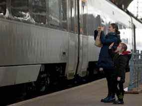 Yulia Volodina et sa fille Daria disent au revoir à des amis évacués vers la Pologne le 12 avril 2022 depuis la gare centrale de Lviv, en Ukraine.  Joe Raedle/Getty Images