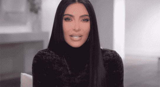 Kim Kardashian porte une autre robe défiant la gravité (et sérieusement, comment ça reste?)