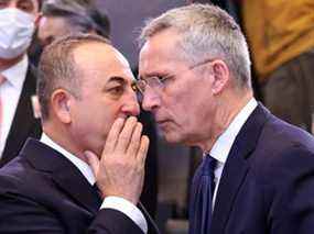 Le ministre turc des affaires étrangères Mevlut Cavusoglu (à gauche) et le secrétaire général de l'OTAN, Jens Stoltenberg, prennent la parole au début de la table ronde des ministres des affaires étrangères de l'OTAN au siège de l'OTAN à Bruxelles le 7 avril 2022.