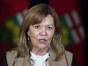 Christine Elliott, vice-première ministre et ministre de la Santé, parle de l'assouplissement des restrictions pendant la pandémie de COVID-19 à Toronto le jeudi 20 janvier 2022.