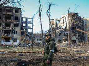 Un militaire de la République tchétchène regarde pendant les combats dans le conflit entre l'Ukraine et la Russie dans la ville de Marioupol, en Ukraine, le 15 avril 2022.