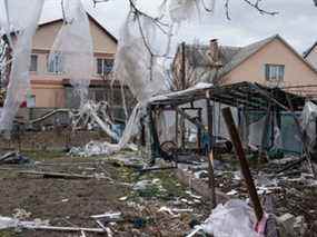 Constructions endommagées dans le quartier résidentiel, le 6 avril 2022 à Hostomel, Ukraine.