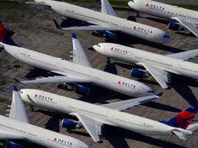 Des avions de passagers de Delta Air Lines sont vus stationnés en raison de réductions de vols effectuées pour ralentir la propagation du coronavirus à l'aéroport international de Birmingham-Shuttlesworth à Birmingham, Alabama, le 25 mars 2020.