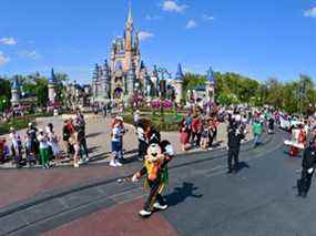 Mickey Mouse salue les fans lors d'un défilé au Walt Disney World Resort le 3 mars 2022 à Lake Buena Vista, en Floride.