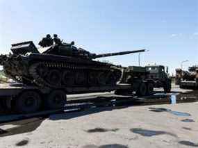 Des chars russes capturés sont transportés sur des plates-formes par l'armée ukrainienne sur une route à l'extérieur de Dnipro, en Ukraine, le samedi 30 avril 2022.