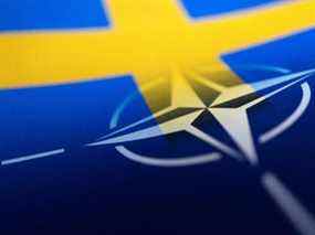 Les drapeaux suédois et de l'OTAN sont imprimés sur papier cette illustration prise le 13 avril.