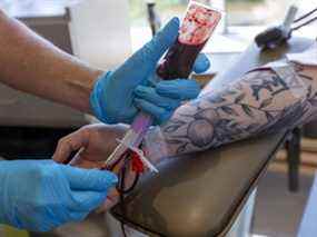 Un homme donne du sang au centre des donneurs de la Société canadienne du sang à London, en Ontario, le 4 août 2020.