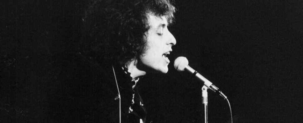 La grande pause : "Blowin' in the Wind" de Bob Dylan a été diffusé pour la première fois sur la scène du club folklorique de New York.