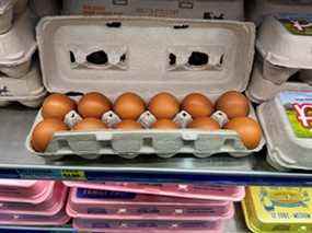 Des œufs sont exposés dans un supermarché de Chicago, Illinois, le 13 avril 2022.