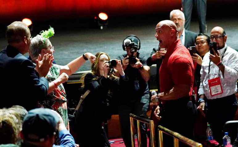 Dwayne Johnson, à droite, salue les membres du public alors qu'il fait une apparition surprise lors de la présentation de Warner Bros. Pictures au CinemaCon 2022 au Caesars Palace, le mardi 26 avril 2022, à Las Vegas.  (AP Photo/Chris Pizzello)