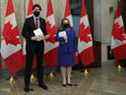 Le premier ministre Justin Trudeau et la ministre des Finances Chrystia Freeland tiennent des copies du budget fédéral. 