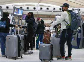 Voyageurs à l'aéroport international Pearson le 11 mars 2022.
