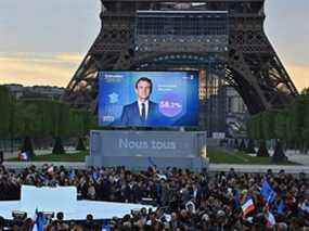 Le président sortant Emmanuel Macron a battu sa rivale d'extrême droite Marine Le Pen pour un deuxième mandat de cinq ans à la présidence le dimanche 24 avril 2022 à Paris.