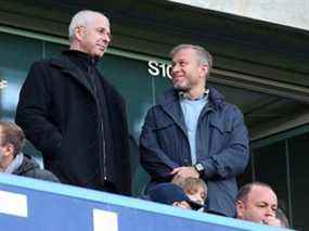 Le directeur de Chelsea Eugene Tenenbaum aux côtés du propriétaire Roman Abramovich.