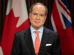 Le ministre des Finances de l'Ontario, Peter Bethlenfalvy, monte sur le podium lors d'une conférence de presse à Toronto le mercredi 28 avril 2021.