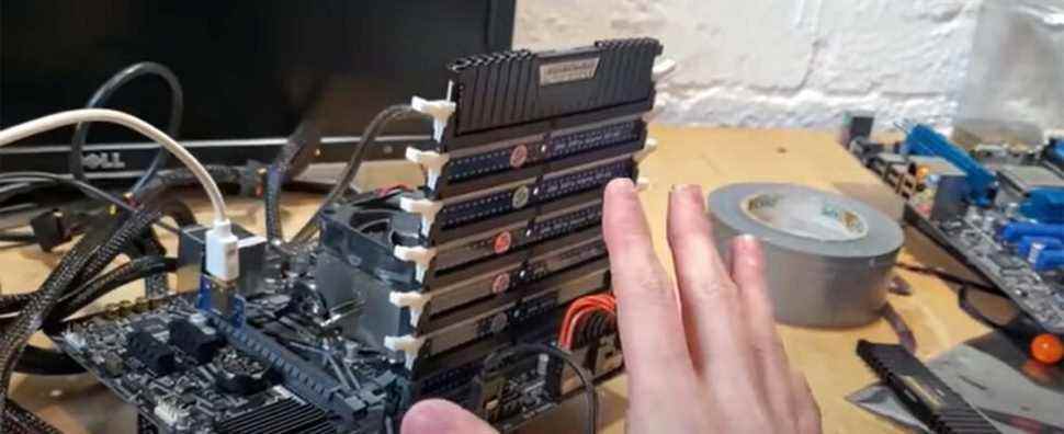 Le constructeur de PC crée une tour penchée de RAM, d'une manière ou d'une autre, le PC démarre toujours