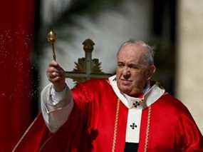 Le pape François bénit les rameaux d'olivier alors qu'il dirige la messe du dimanche des Rameaux sur la place Saint-Pierre, au Vatican, le 10 avril 2022.