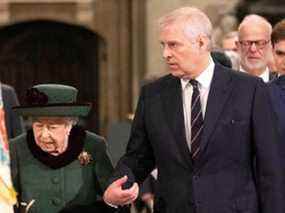 La reine Elizabeth II et le prince Andrew, duc d'York, arrivent pour assister à un service d'action de grâces pour le prince Philip, duc d'Édimbourg, à l'abbaye de Westminster, dans le centre de Londres, le 29 mars 2022.