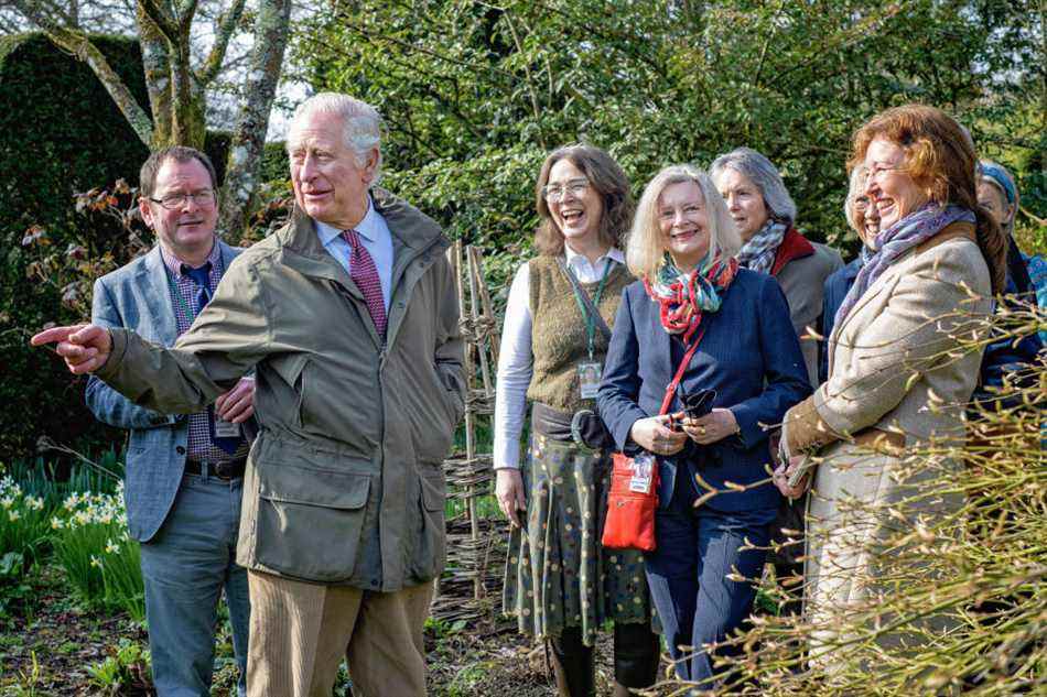 Le prince de Galles dirige des guides touristiques lors de sa promenade annuelle dans les jardins de Highgrove dans le Gloucestershire (Leanne Punshon)