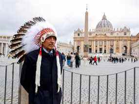 Phil Fontaine se tient près de la place Saint-Pierre, après que des délégués des peuples autochtones du Canada ont assisté à une réunion avec le pape François au Vatican, le 31 mars.