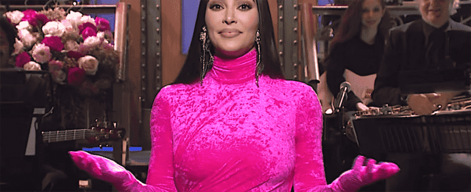 Les Kardashian révèlent que le monologue SNL de Kim a coupé quelques blagues folles sur Tristan Thompson et R. Kelly