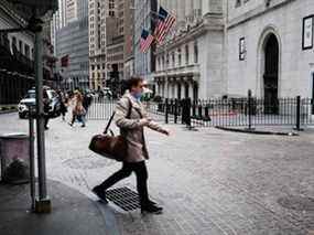 Les gens marchent à la Bourse de New York le 25 avril 2022 à New York.