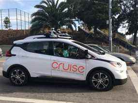 Une voiture autonome Cruise, qui appartient à General Motors Corp, est vue devant le siège de la société à San Francisco où elle effectue la plupart de ses tests, le 26 septembre 2018.