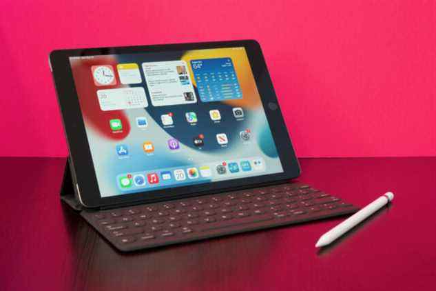 L'iPad 10,2 pouces avec le clavier intelligent d'Apple à 159 $ et le stylet Pencil à 99 $ (première génération).