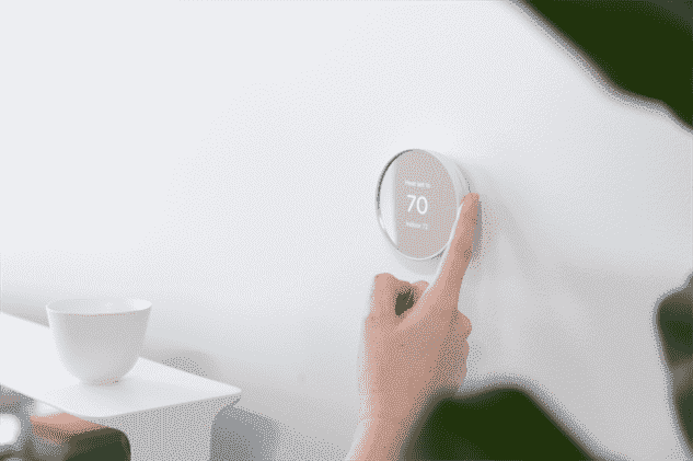 Le thermostat Nest de Google est un bon thermostat intelligent pour les petits budgets, bien qu'il ne fonctionne pas avec des capteurs de température à distance ou n'apprenne pas le programme de chauffage et de refroidissement de votre maison comme le modèle plus cher de Nest.