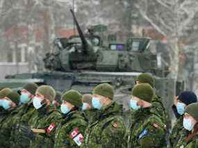 Les troupes canadiennes du groupement tactique Présence avancée renforcée de l'OTAN assistent à une réunion avec la ministre canadienne de la Défense Anita Anand à Adazi, en Lettonie, le 3 février 2022.