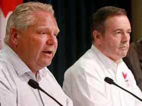 La Russie a imposé des sanctions contre 61 Canadiens, dont le premier ministre de l'Ontario Doug Ford (à gauche) et le premier ministre de l'Alberta Jason Kenney (à droite), le jeudi 21 avril 2022.