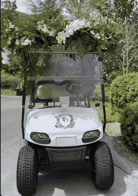 Une image publiée sur Instagram Story le 21 avril par Paulina Gretzky d'une voiturette de golf monogrammée pour leur mariage.