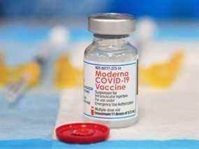Dans cette photo d'archive prise le 15 décembre 2021, le vaccin Moderna COVID-19 attend d'être administré dans une clinique de vaccination à Los Angeles.
