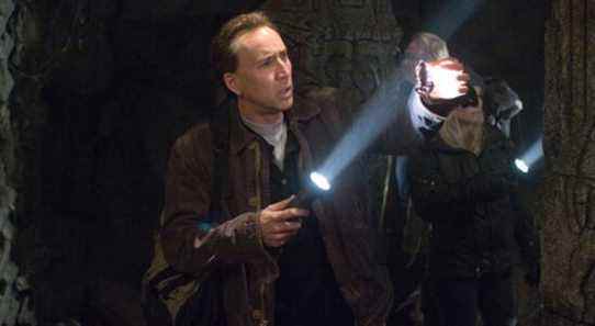 Nicolas Cage dit qu'il n'a pas acheté de Batcave, mais qu'il a vérifié certains biens immobiliers dans la grotte