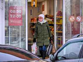 Une femme quitte une épicerie en Russie.