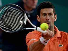 Le Serbe Novak Djokovic renvoie une balle au Serbe Laslo Djere lors de leur match de tennis unique au tournoi de la série Serbia Tennis Open ATP 250 à Belgrade le 20 avril 2022.