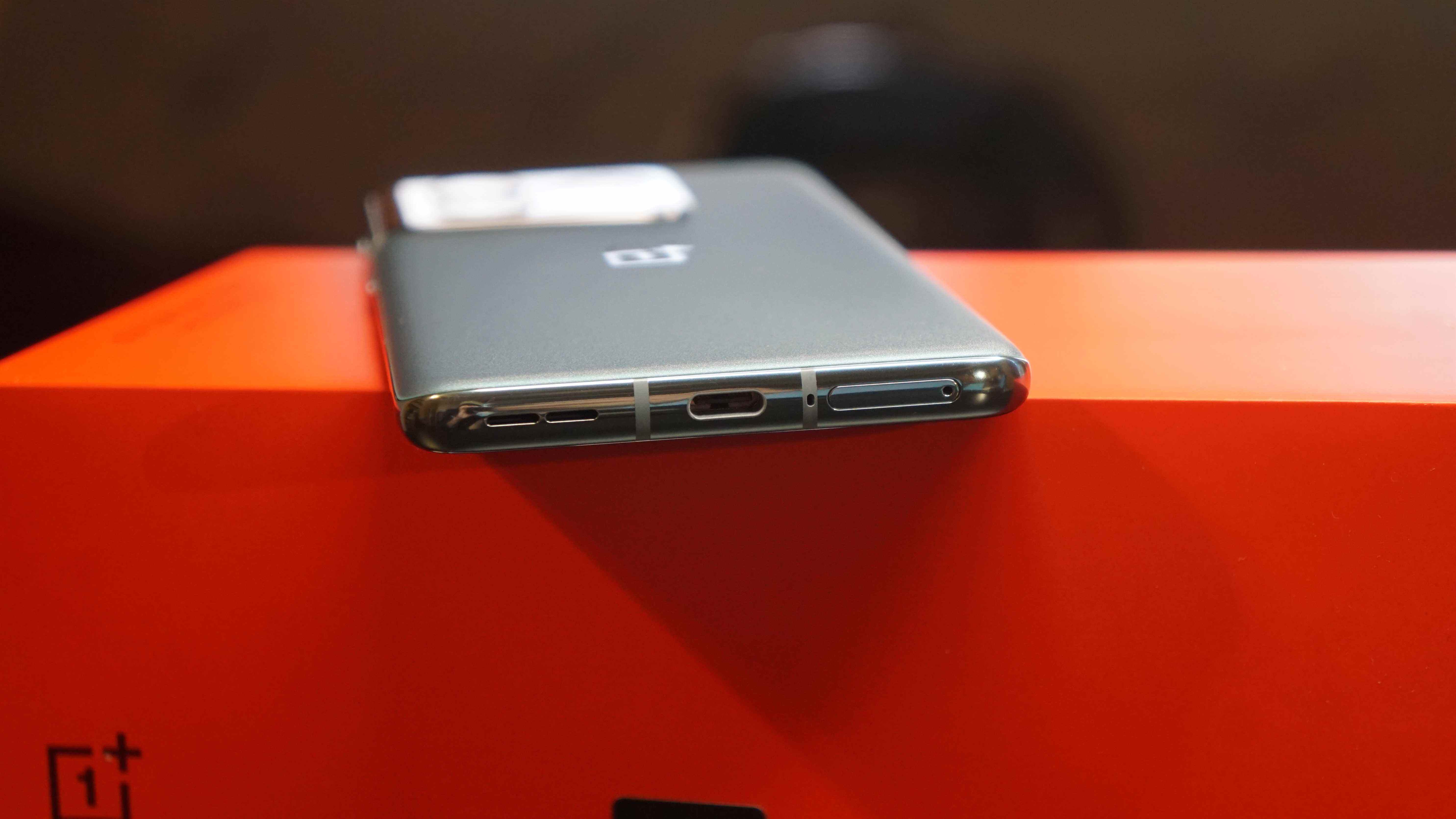 La tranche inférieure d'un OnePlus 10 Pro