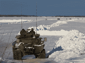 Un véhicule blindé Coyote photographié lors d'un exercice en 2012 dans les Territoires du Nord-Ouest.  Comme l'a rapporté John Ivison du National Post, les véhicules blindés sont l'une des rares pièces d'équipement militaire que le Canada possède en abondance (nous venons de mettre hors service un groupe de Coyotes, en fait).  C'est aussi quelque chose que l'Ukraine demande spécifiquement pour soutenir son offensive contre les unités russes retranchées à l'est de son pays.  Néanmoins, comme le révèle Ivison, les efforts pour mettre les véhicules blindés canadiens entre les mains des Ukrainiens se transforment en un fourré de paperasserie et de haussements d'épaules bureaucratiques.
