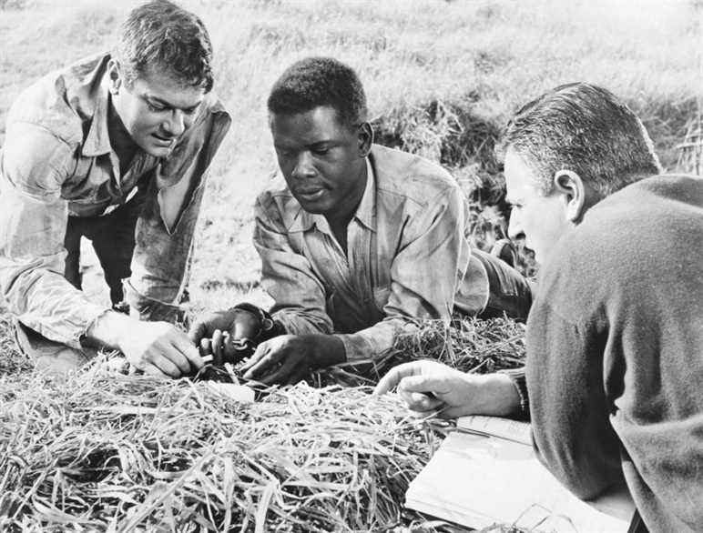 Les défiants, de gauche à droite : Tony Curtis, Sidney Poitier, réalisateur Stanley Kramer sur le plateau, 1958