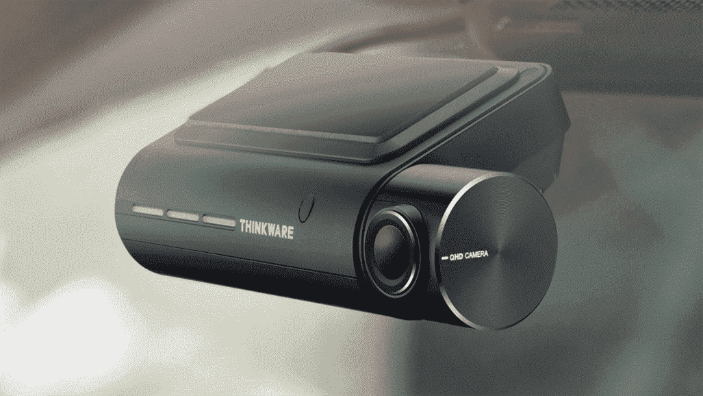 La caméra de tableau de bord Thinkware F800 Pro à l'intérieur d'un pare-brise de voiture