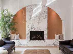 Inspirée d'une luxueuse cheminée créée par Mason Studio pour l'hôtel Kimpton, cette spectaculaire prise résidentielle comprend du marbre et un mur en chêne blanc incrusté.