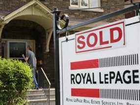 Royal LePage augmente ses prévisions de prix des maisons pour cette année.