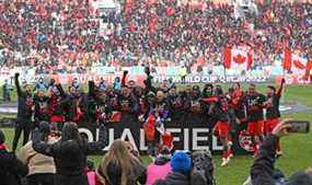 27 mars 2022 ;  Toronto, Ontario, CAN ;  Les joueurs canadiens célèbrent une victoire contre la Jamaïque au BMO Field pour décrocher la qualification pour la Coupe du monde de la FIFA 2022.  Dan Hamilton-USA AUJOURD'HUI