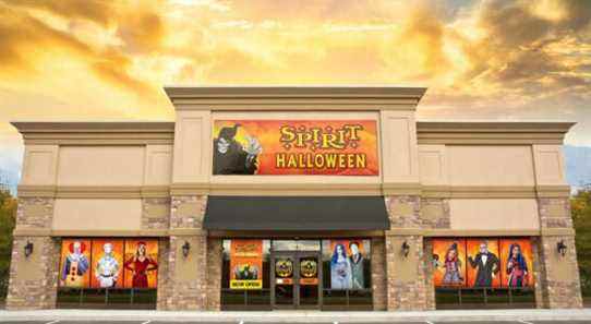 Spirit Halloween devient un film avec Christopher Lloyd et Rachael Leigh Cook